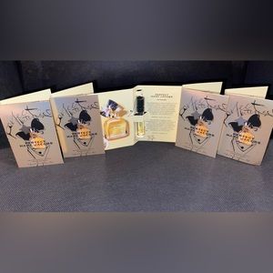 New Marc Jacobs Perfect
Eau De Parfum Spray Vial Qty. 5